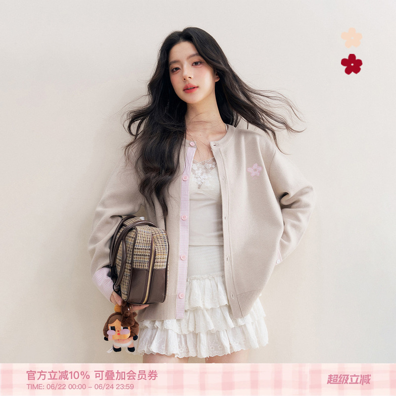 Li Yitong's Same Style Kroche Wool Blend Heavy-Duty Plaid Patchwork Embroidered Sweater Cardigan Li Yitong's Same Style Kroche Wool Blend Heavy-Duty Plaid Patchwork Embroidered Sweater Cardigan