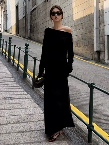 Черный лонгслив, осеннее платье, приталенный дизайнерский корсет, длинная юбка, французский стиль, осенний, 2025 года, тренд сезона, яркий броский стиль