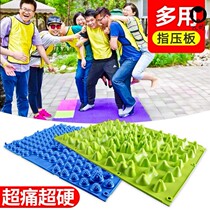 Kneel on a washboard and give your boyfriend a few durian shells as a punishment. Use slippers to punish men and kneel on the washboard.