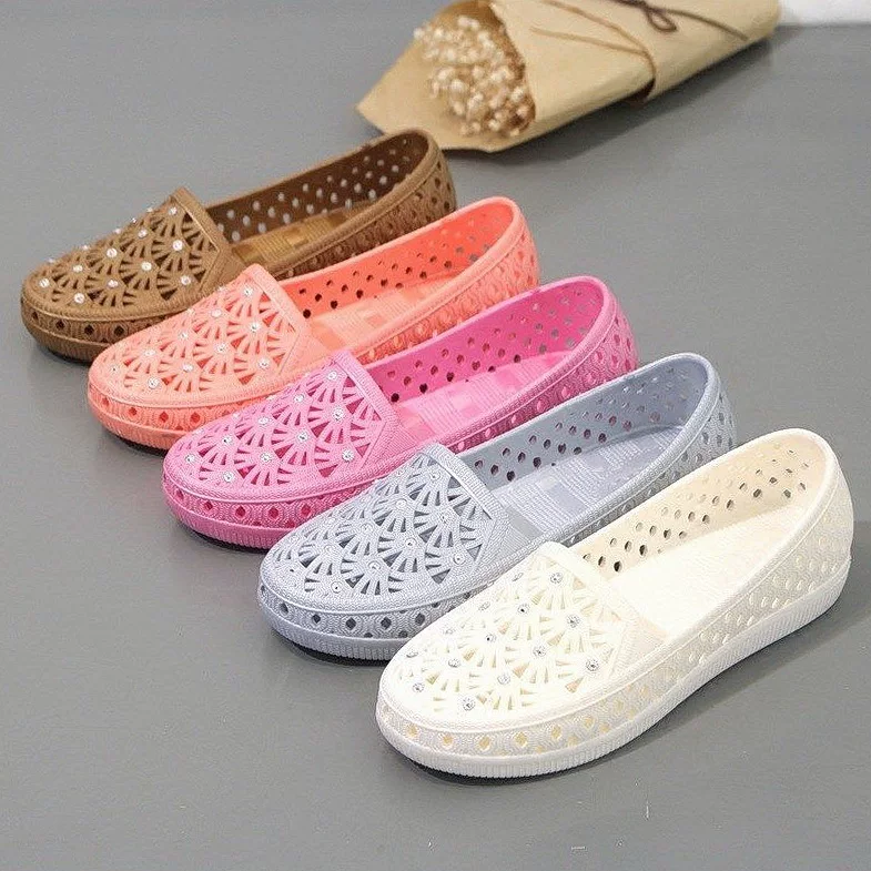 Летние кожаные сандалии Баотоу для женщин Crocs повседневные неглубокие, нескользящая обувь для медсестер, белые сандалии, мамина обувь, пляжные туфли