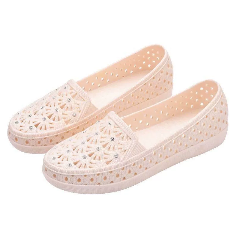 Летние кожаные сандалии Баотоу для женщин Crocs повседневные неглубокие, нескользящая обувь для медсестер, белые сандалии, мамина обувь, пляжные туфли