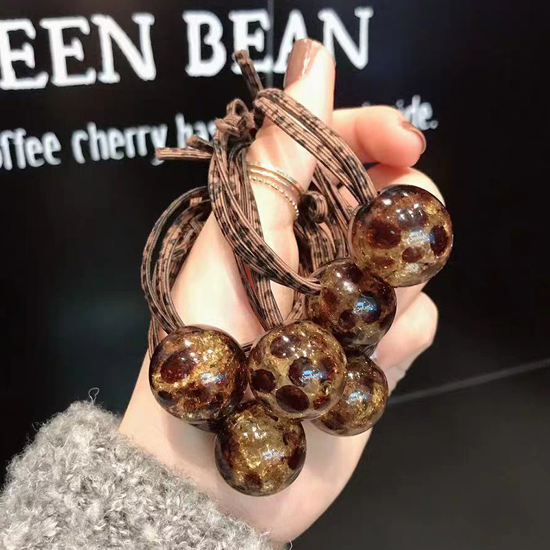 South Korea's Dongdaemun trend gathering place acrylic ice crack BAO WEN ball double share Japan and South Korea travel clothing accessories