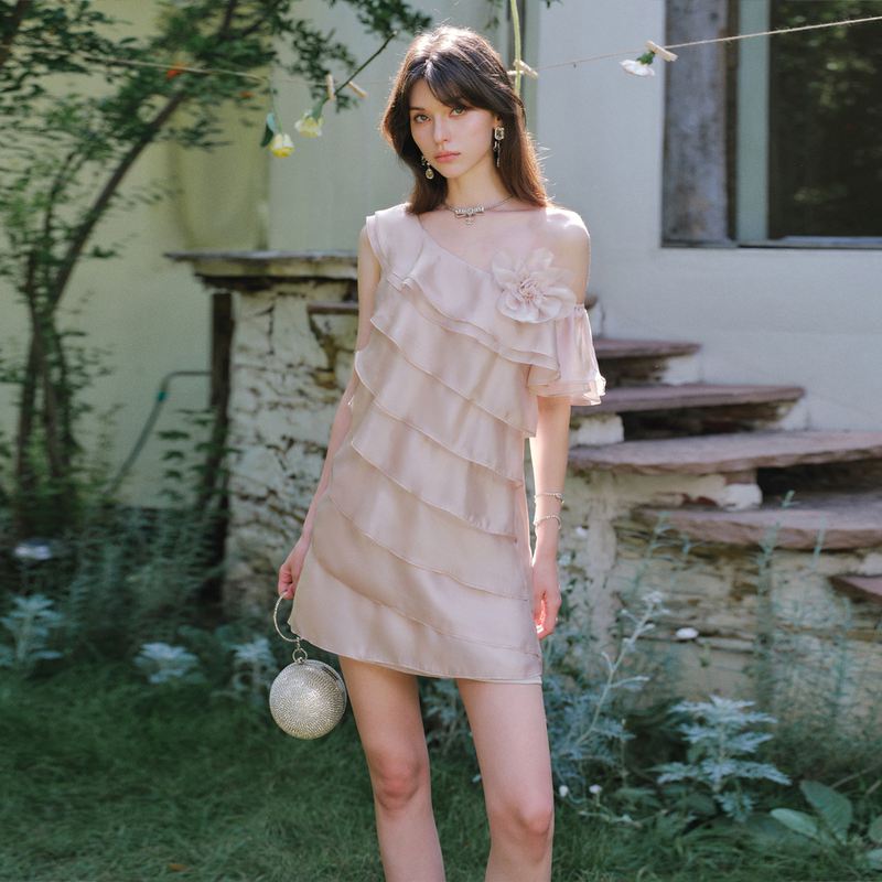 Marc Moore 2026 Summer New Misty Pink Off-Shoulder Layered Ruffle Dress with a Sense of Layering and Exposed Shoulders Marc Moore 2026 Summer New Misty Pink Off-Shoulder Layered Ruffle Dress with a Sense of Layering and Exposed Shoulders