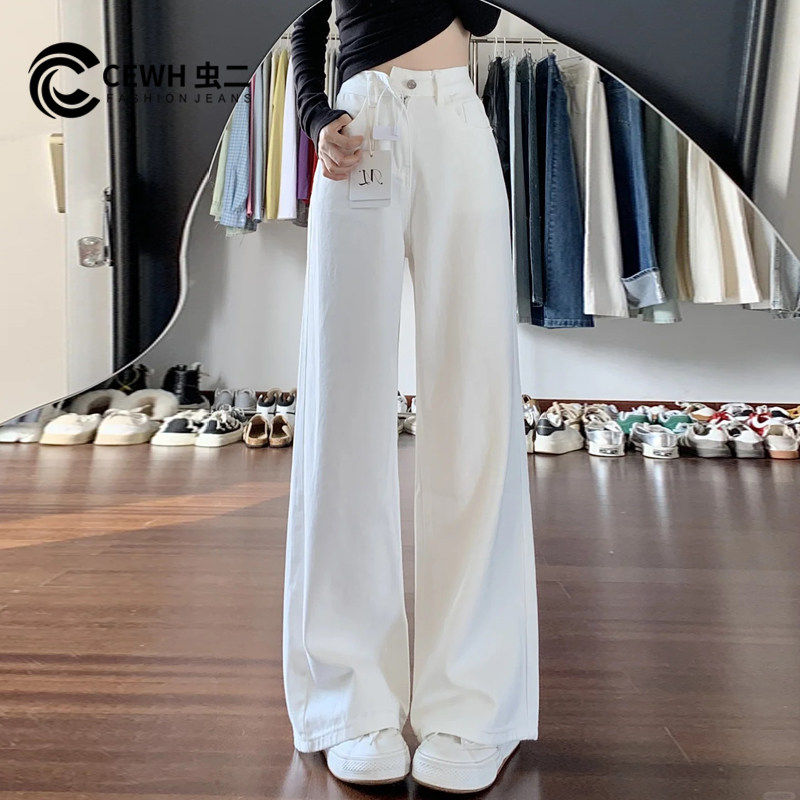 レディース ホワイト ワイドレッグ ジーンズ、2026 年春の新作スタイル、ゆったりとしたフィット感、着回しがきくカジュアルスタイル、小柄な方にも似合うスリムストレートレッグ。