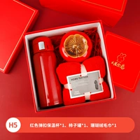 Красный стакан, коралловое полотенце