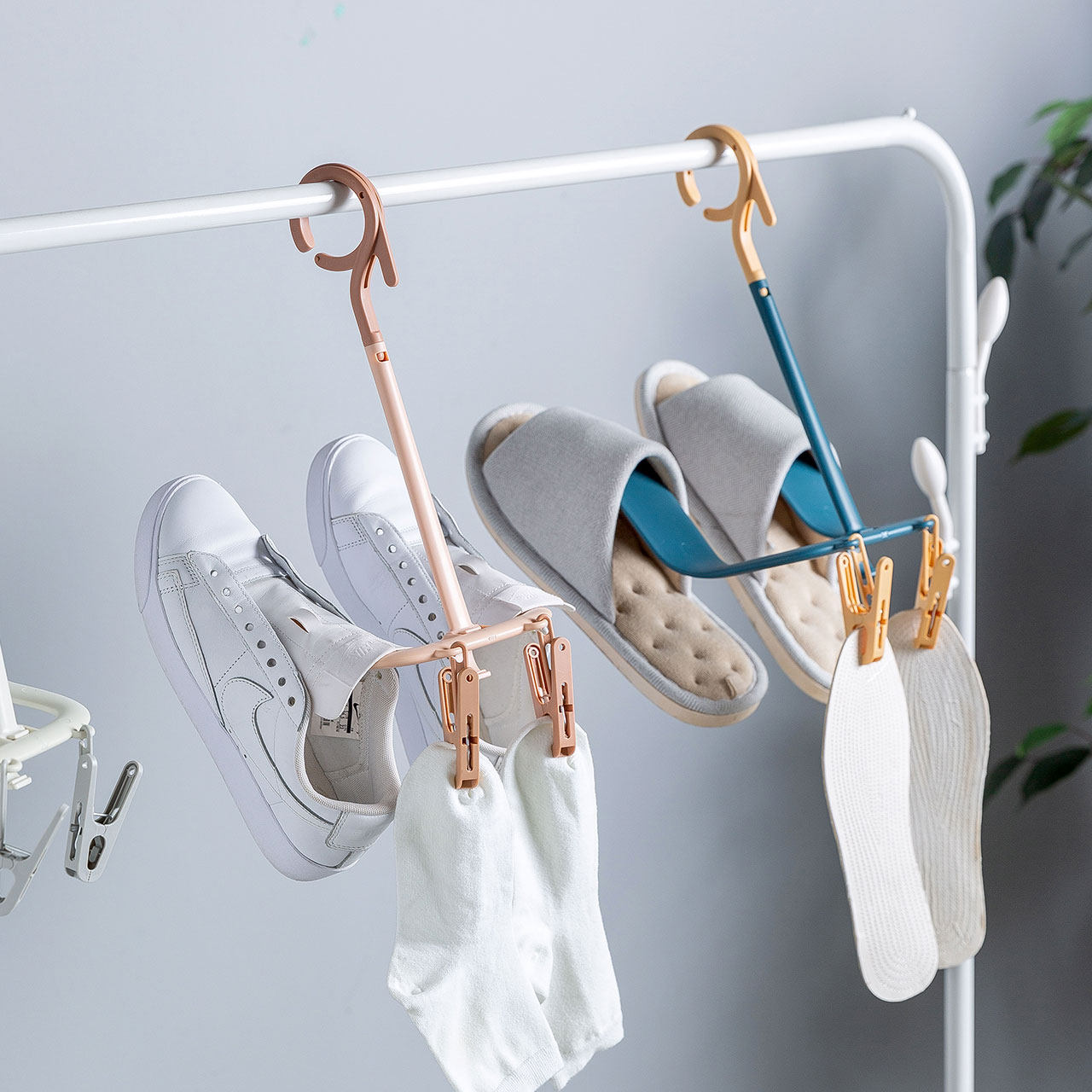 Balcony shoe rack Sun shoes artifact window rack window outdoor hanging shoe rack adhesive hook outdoor cool shoe rack