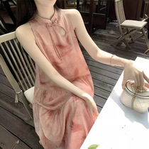 Le tempérament doux Nouveau disque de style chinois Buckle Imitation Sky Silk Dress 2024 Summer New Holiday Wind Loose Without Sleeveless Long Dress