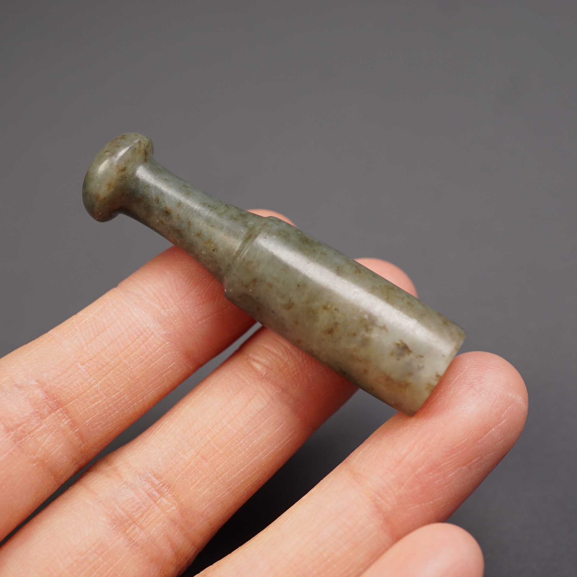 几十年的天然老和田玉带糖色烟嘴！古玉神器L5-0428，收藏界黑马来袭