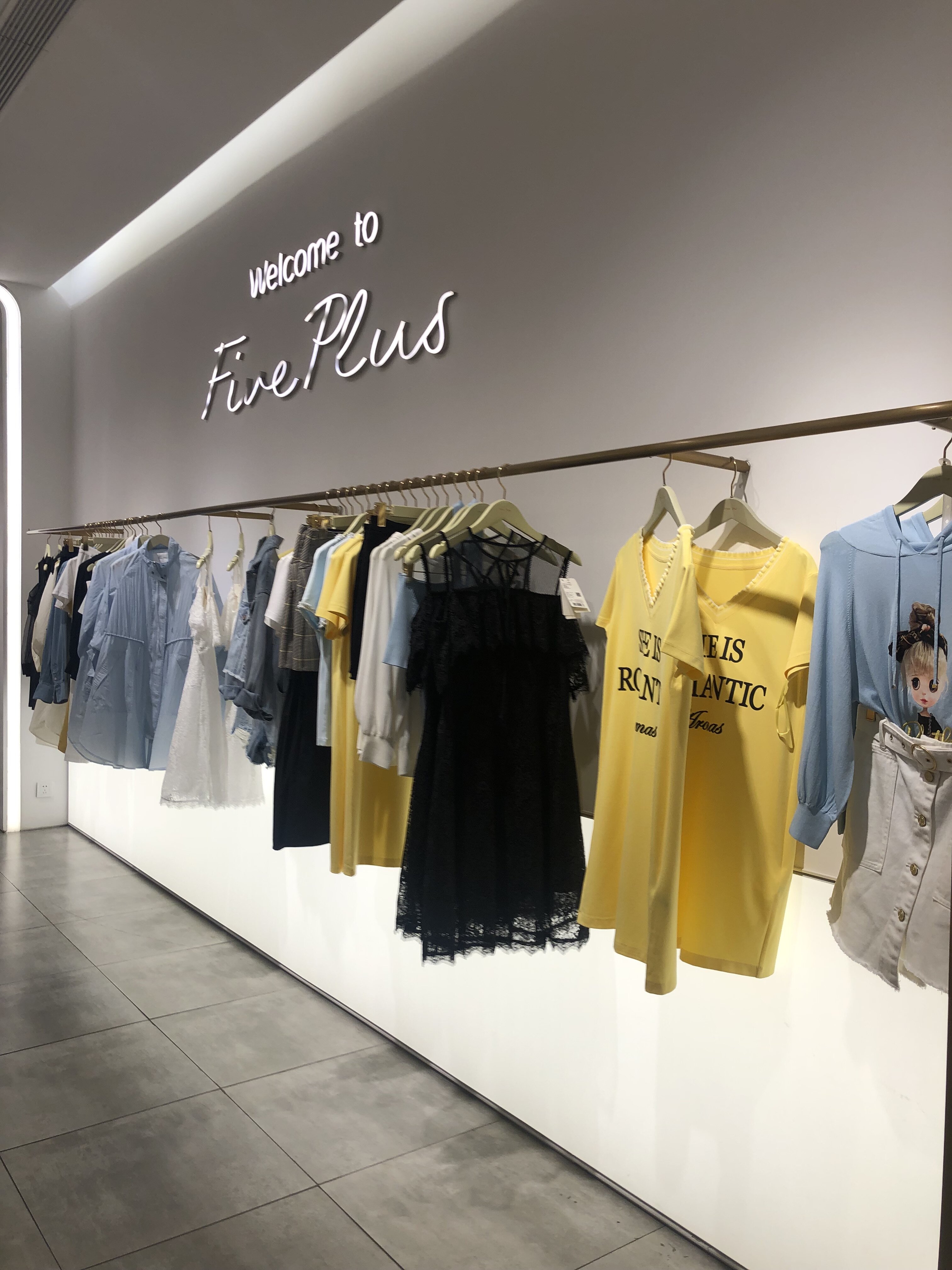 Display rack High-grade gold pylons Clothing store display rack on the wall is hanging women's store shelves hangers side pylons