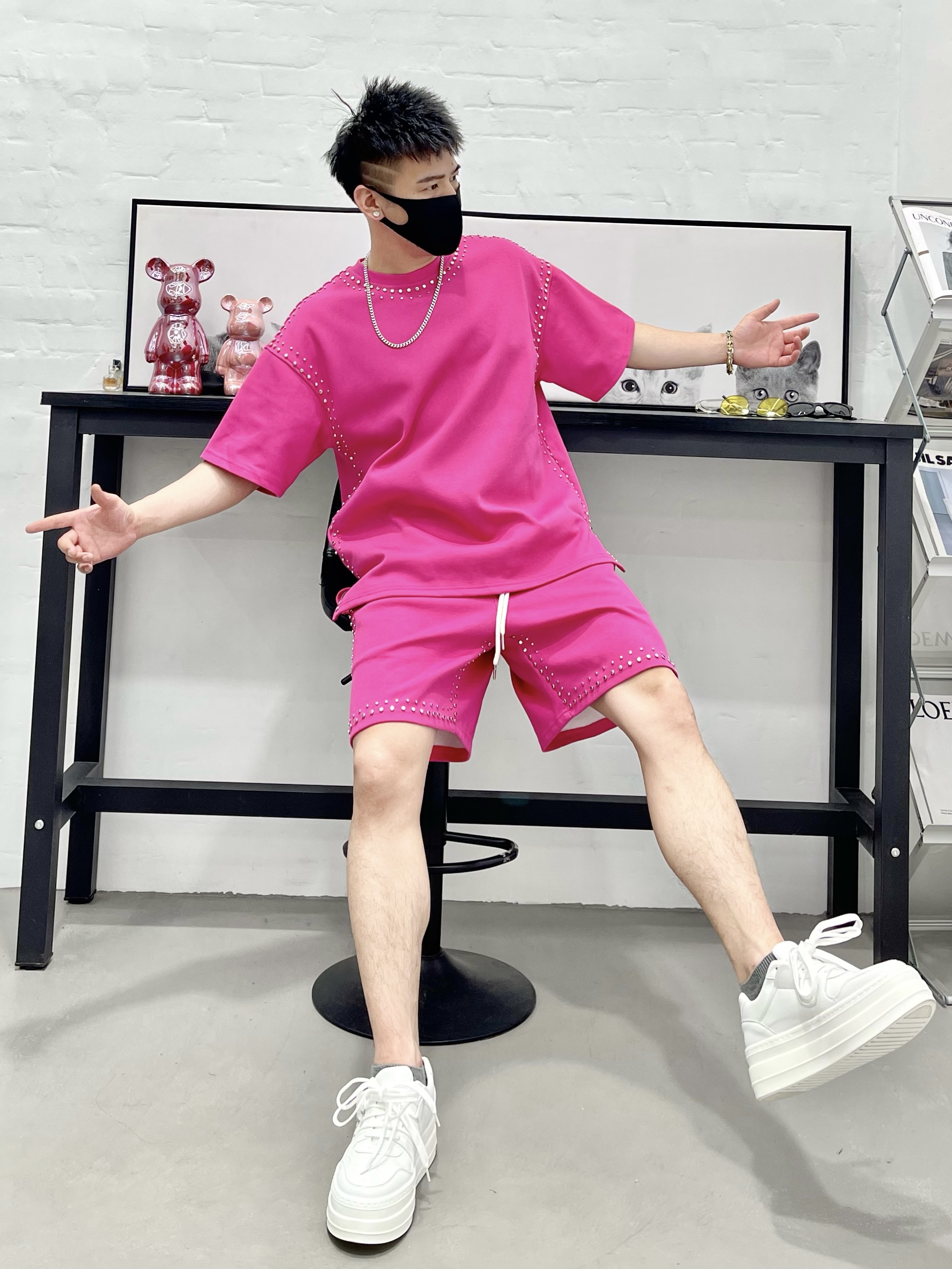 <!--SS时尚帅气套装男夏季潮牌铆钉镶钻设计圆领高克重短袖短裤两件套-->