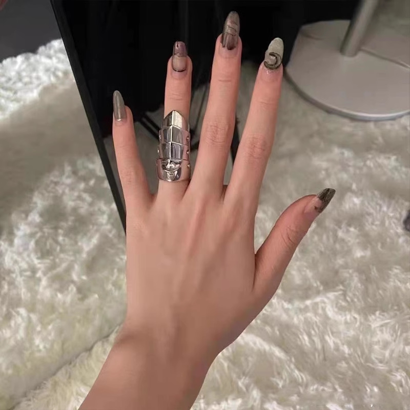 Original design punk hip-hop style Nana-inspired armor ring with movable joints, niche couple's index finger ring.