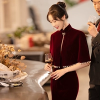 Бордовая длинная накидка, крой «рыбий хвост»