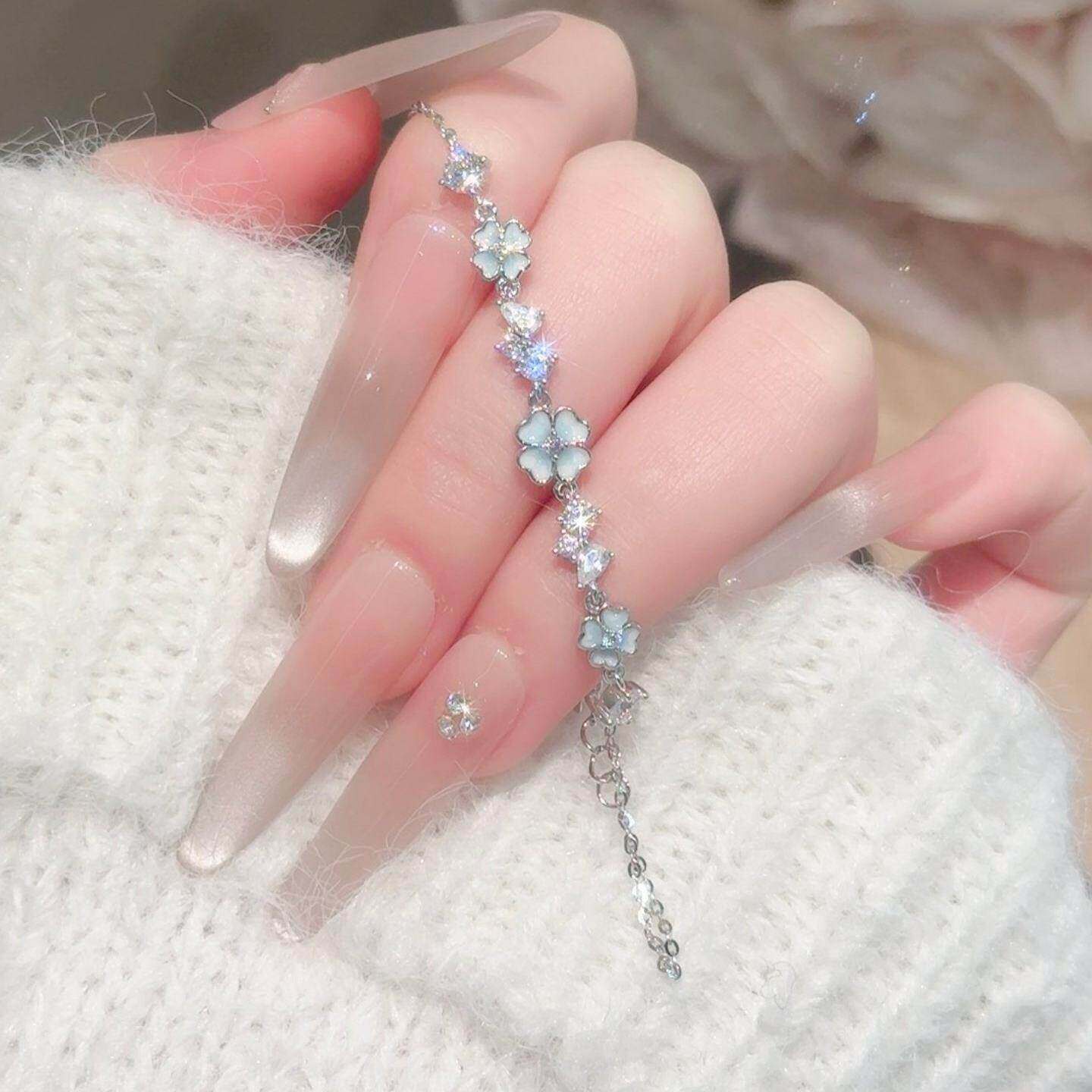 暗闇で光る四つ葉のクローバーのブレスレットは、さりげない高級感があり、上品で控えめなデザインなので、親友への誕生日プレゼントに最適です。