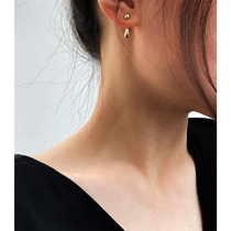 Throw it at home to make a cheap T-shirt fashionable and wear two earrings with golden water droplets