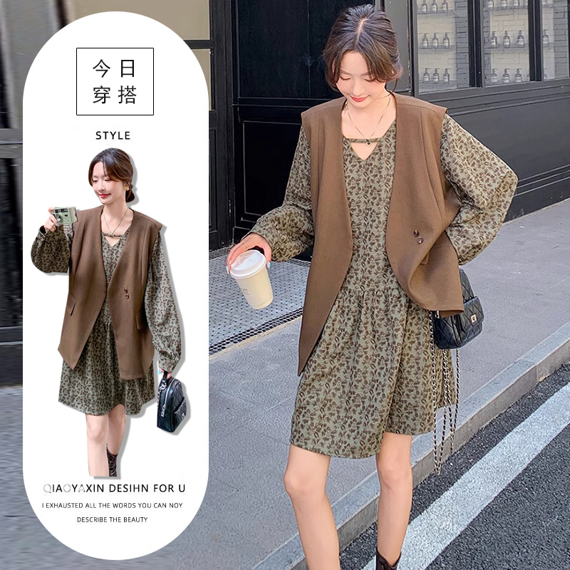Korean Style Senior Student Looks Great in Spring with a Round-Neck Loose Printed Dress Paired with a V-Neck Sleeveless Fashion Vest Korean Style Senior Student Looks Great in Spring with a Round-Neck Loose Printed Dress Paired with a V-Neck Sleeveless Fashion Vest