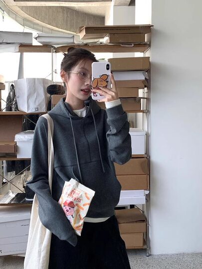 Gray hooded sweatshirt for women in autumn and winter, small American hoodie, loose, lazy style short pullover top