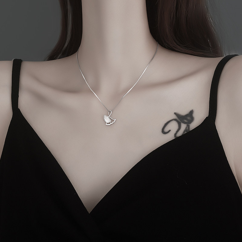 Ginkgo biloba necklace female collarbone chain 2022 new ins cold wind simple light luxury niche design pendant