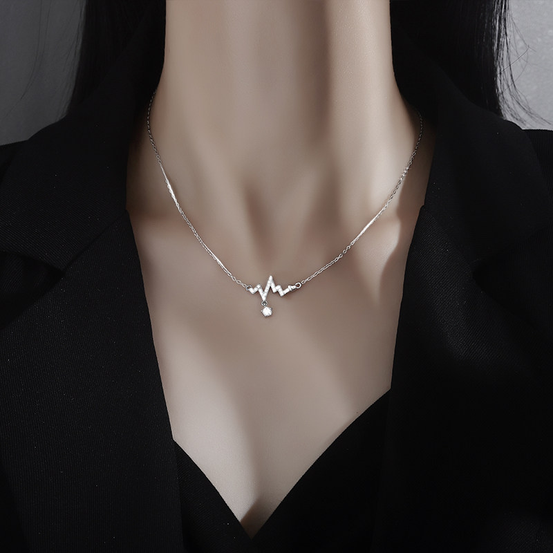 Heartbeat Necklace woman Xia pure silver 2022 New female Han version light extravagant and small crowdDesign Sensation Brief Lock Bone Chain Ornament