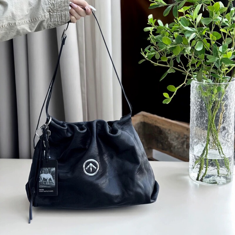2026 New Model Maypolshop Collaboration Trash Bag Style Leather Pleated Arrow Bag Large Capacity Commuter Shoulder Bag 2026 New Model Maypolshop Collaboration Trash Bag Style Leather Pleated Arrow Bag Large Capacity Commuter Shoulder Bag
