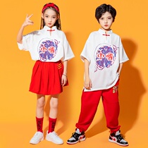 Childrens ethnic performances to serve Chinas wind Chinas ancient clothes Han uniforms Primary school students Games cheerleaders perform clothing wave