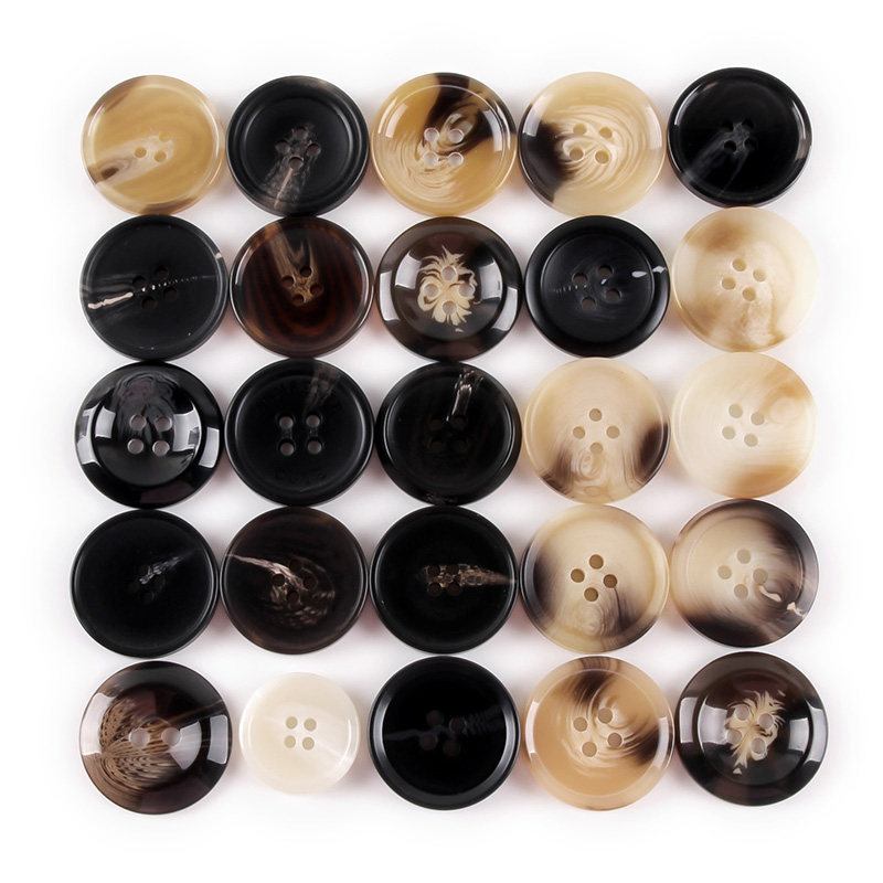 女性用ウールコートやトレンチコート、男性用スーツやズボン向けの高級樹脂製模様入りボタン、模造ホーンボタン。