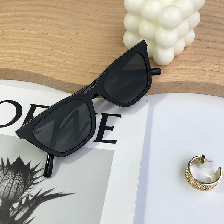 European and American niche sunglasses 2022 new cat eye sunglasses women's street fashion catwalk models show a thin face with myopia glasses