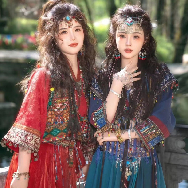 楊朝月は親友の妙江と同じスタイルで、異国情緒あふれる古代風と民族風、鳳凰旅行撮影ネットセレブの服装を披露した。