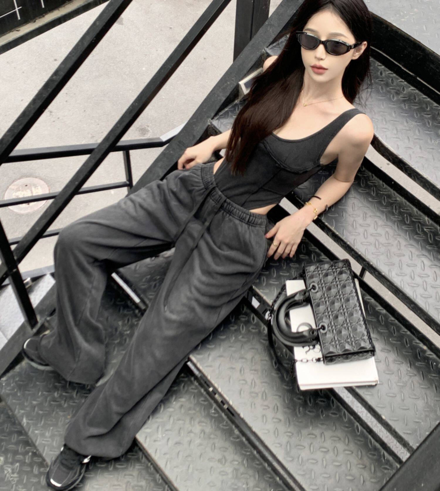 Women's Short Sexy Low-cut Halter Jumpsuit Image 10