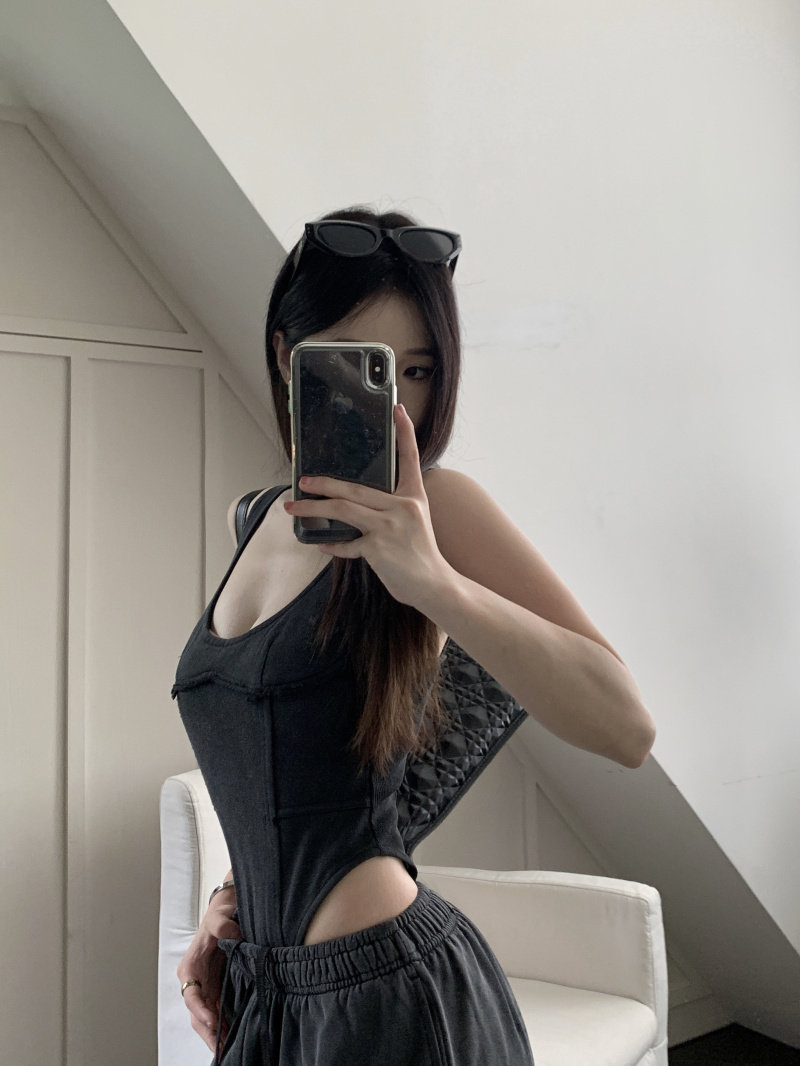 Women's Short Sexy Low-cut Halter Jumpsuit Image 2