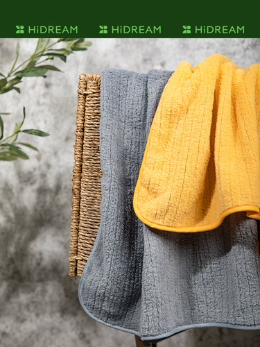 Большое быстросохнущее банное полотенце, хорошо впитывает воду