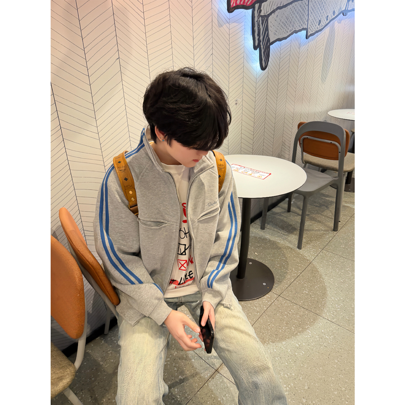 American Retro Striped Color-Blocked Sports Stand-Collar Sweatshirt for Boys, Spring and Autumn, Cool Design Jacket for Teenagers American Retro Striped Color-Blocked Sports Stand-Collar Sweatshirt for Boys, Spring and Autumn, Cool Design Jacket for Teenagers