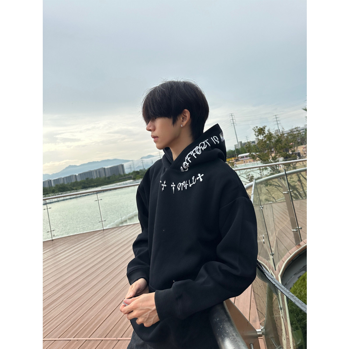 国潮牌美式高街字母刺绣连帽卫衣男士秋季青少年痞帅套头黑色外套