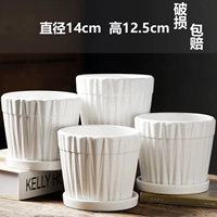 Четыре средних чистых белых облаков линии текут вода