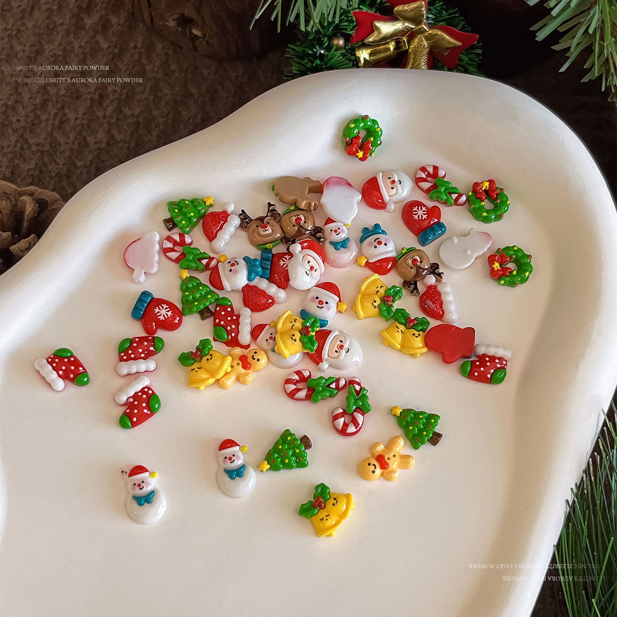 圣诞节美甲也能这么可爱！这盒圣诞主题指甲饰品让我心动到不行_指甲装饰_淘宝美妆网