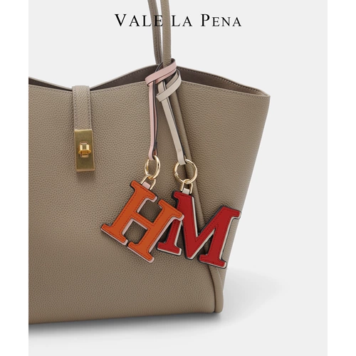 Дизайнерский брелок с буквами, аксессуар для сумки подходит для мужчин и женщин для влюбленных, легкий роскошный стиль, подарок на день рождения, делается под заказ