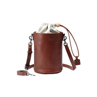 Готовый бульон темно-коричневого цвета.