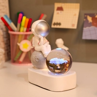 Космонавт, облако