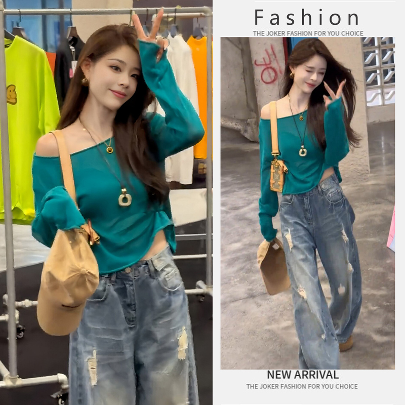 Korean-Style Fashionable Outfit for Women in Autumn, Youthful and Stylish, Makes You Look Fairer, Off-Shoulder Long-Sleeve T-Shirt Top, Ripped High-Waisted Jeans