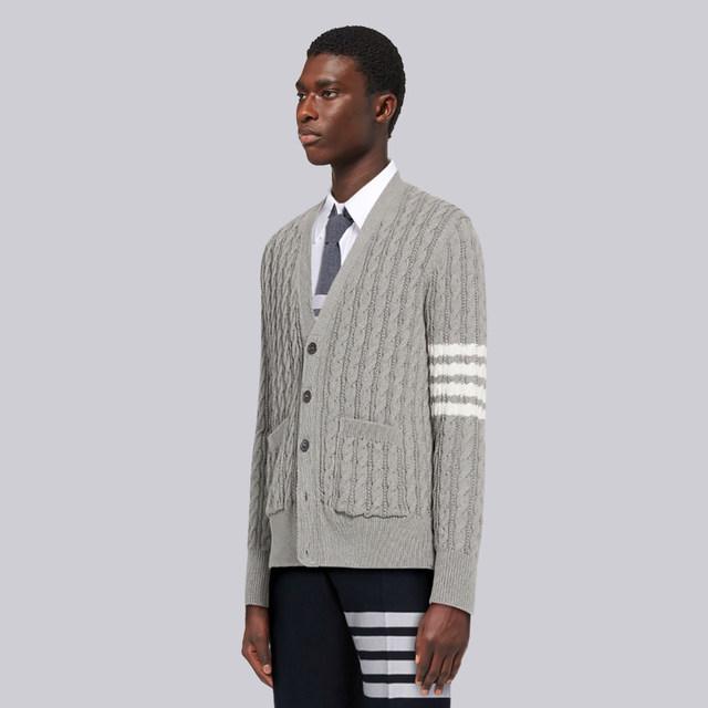 TB Cardigan Knitted Jacket ແບບດຽວກັນຄູ່ Sweater ສໍາລັບຜູ້ຊາຍແລະແມ່ຍິງສີຂາວ Cardigan Sweatshirt 2022 Twist Cardigan ດູໃບໄມ້ລົ່ນຂອງແມ່ຍິງ