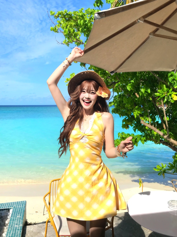 Original Design by Puppy Fish: Yellow Cheese Flower Halter Deep V-Neck Tight-Fitting Beach Short Dress for Women That Enhances Complexion Original Design by Puppy Fish: Yellow Cheese Flower Halter Deep V-Neck Tight-Fitting Beach Short Dress for Women That Enhances Complexion