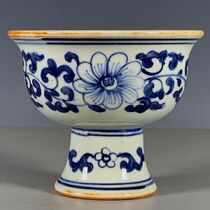 Antique collection second-hand goods. Republic of China blue and white hand-painted branch pattern goblet antique bag old