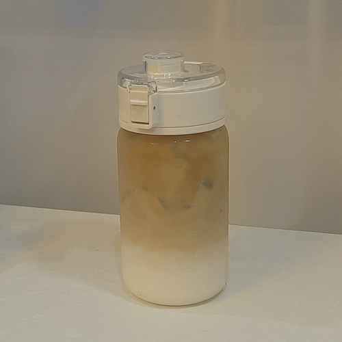 Та же самая летняя водяная чашка для Сяохонгу, японская простой пластиковая чашка с чайным перегородком, портативная, высокая температура и сопротивление капель, повседневная чашка