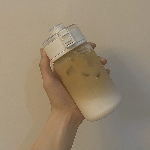 Та же самая летняя водяная чашка для Сяохонгу, японская простой пластиковая чашка с чайным перегородком, портативная, высокая температура и сопротивление капель, повседневная чашка