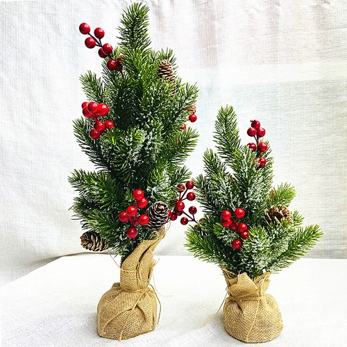 Имитация маленькой елки с выпавшим снегом, красными фруктами и сосновыми шишками, креативными украшениями для рабочего стола, мини-рождественской елкой в горшке, рождественскими украшениями