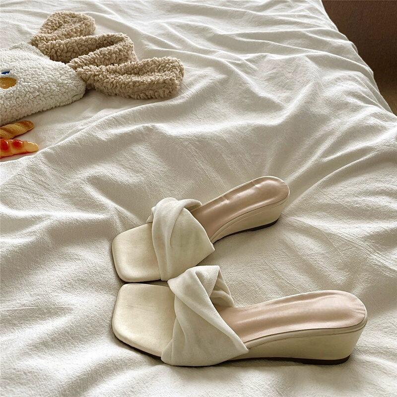 Satin Sheen~! Thick-Soled, Height-Increasing, Breathable Slip-On Sandals, Trendy and Light Luxury, ins Vacation Style Island Sandals for Women Satin Sheen~! Thick-Soled, Height-Increasing, Breathable Slip-On Sandals, Trendy and Light Luxury, ins Vacation Style Island Sandals for Women