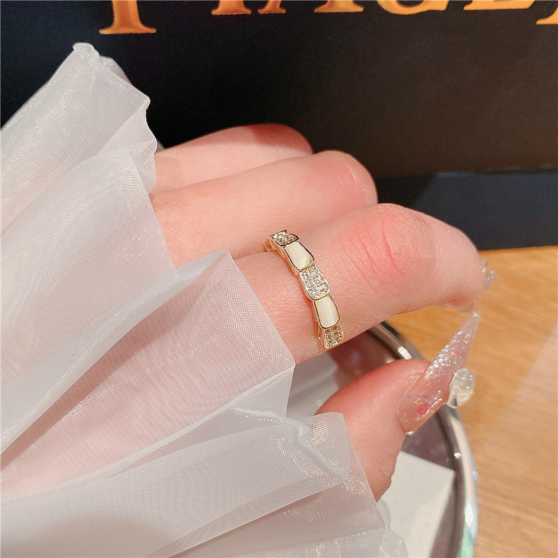 Outlets discount store withdraws cabinets and clears warehouses to collect 18K gold opal zircon light luxury open ring