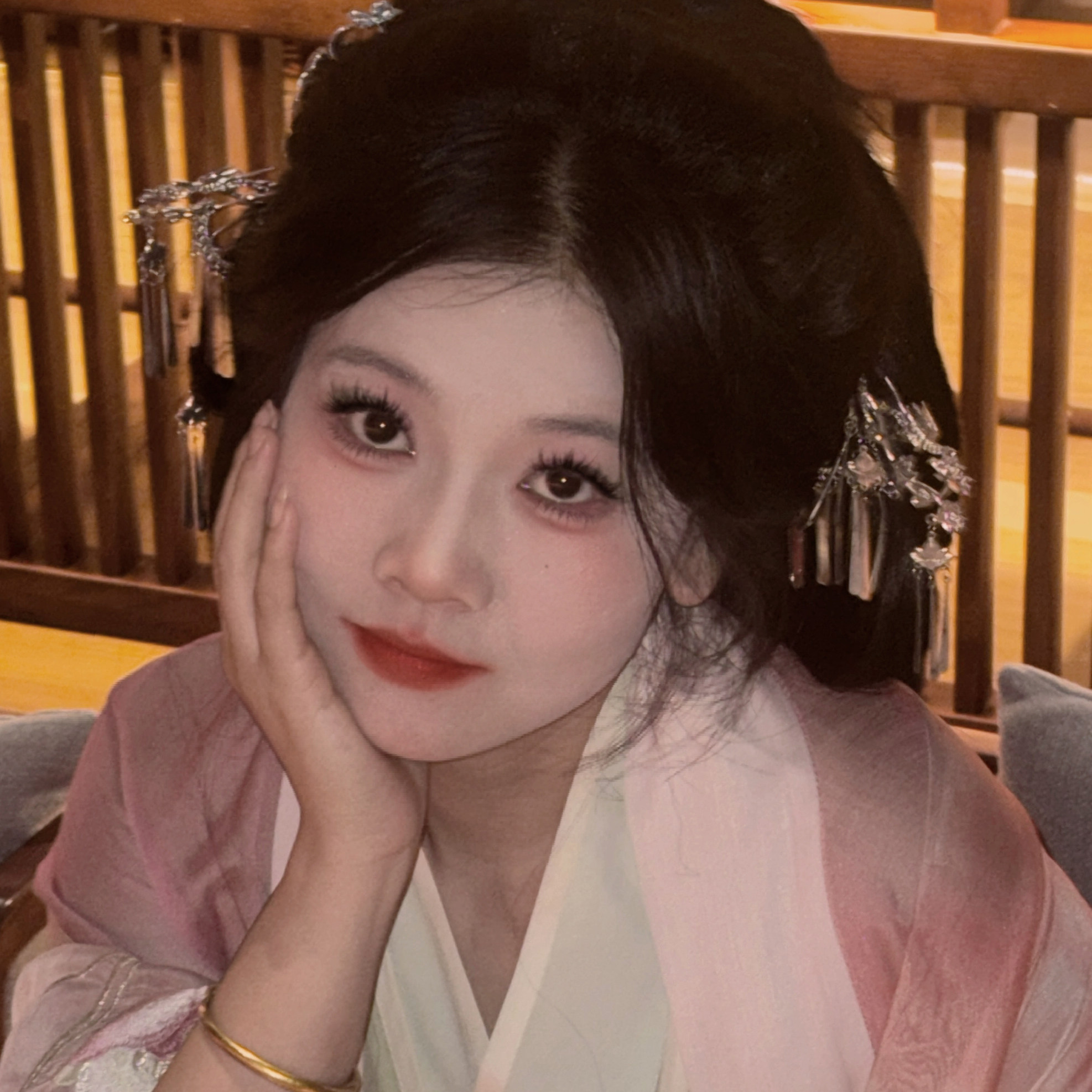 烟雨江南美妆铺的LOGO