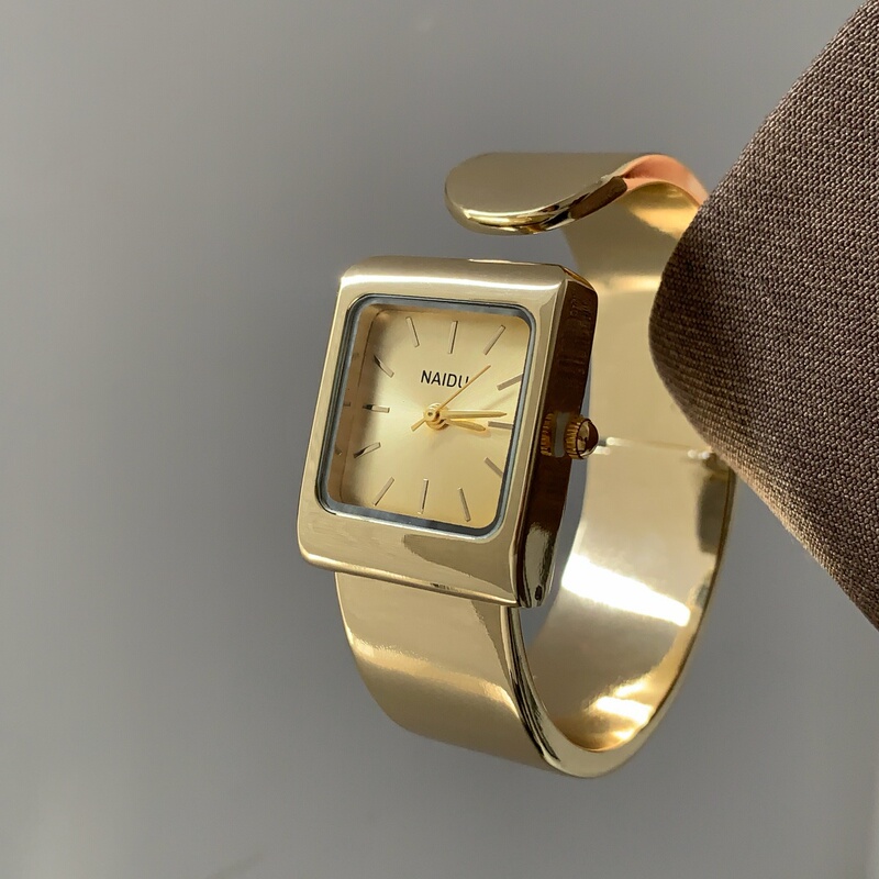 Retro Gilt Square Clock Bracelet Watch for Women, Simple Elegant, Accessible Luxury, Fashionable Work Clothing, High-End Decorative Watch Retro Gilt Square Clock Bracelet Watch for Women, Simple Elegant, Accessible Luxury, Fashionable Work Clothing, High-End Decorative Watch
