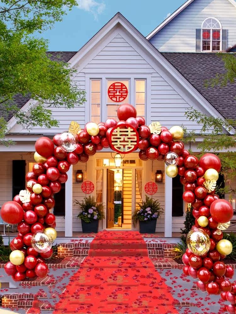 Wedding arches outside the rural courtyard outside the entrance of the wedding bracket wedding scene opening woman