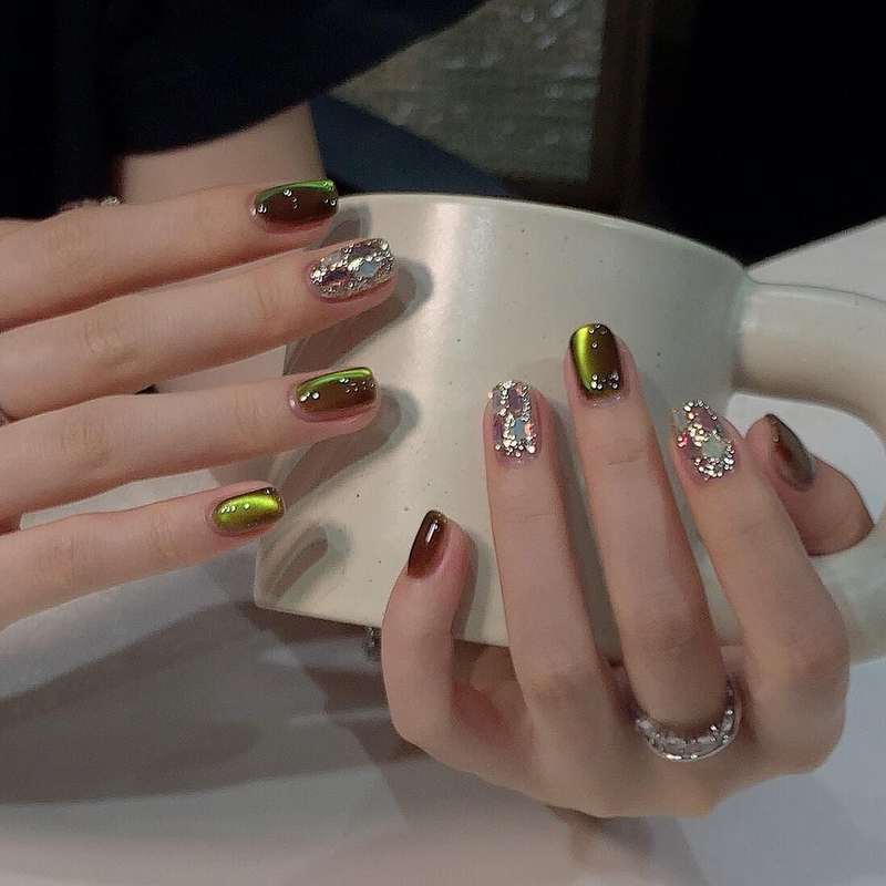 【Emerald Galaxy】Autumn Style Light Luxury High-End Glass Bead Cat Eye Nail Art Wearable Nails Short Style Niche Design Brightening Effect